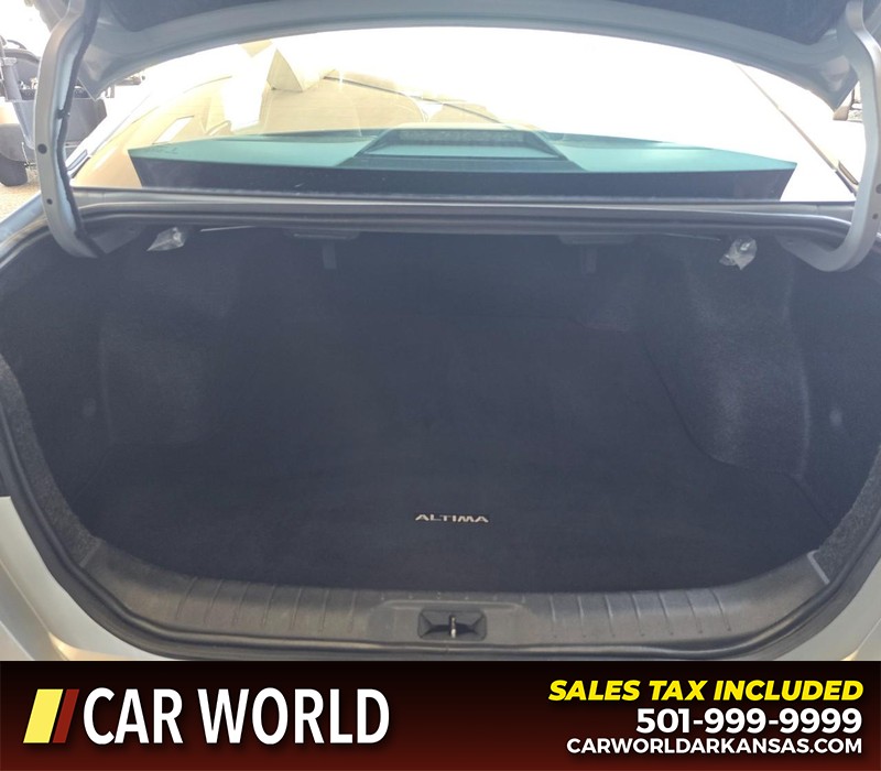 Nissan Altima Vehicle Full-screen Gallery Image 13