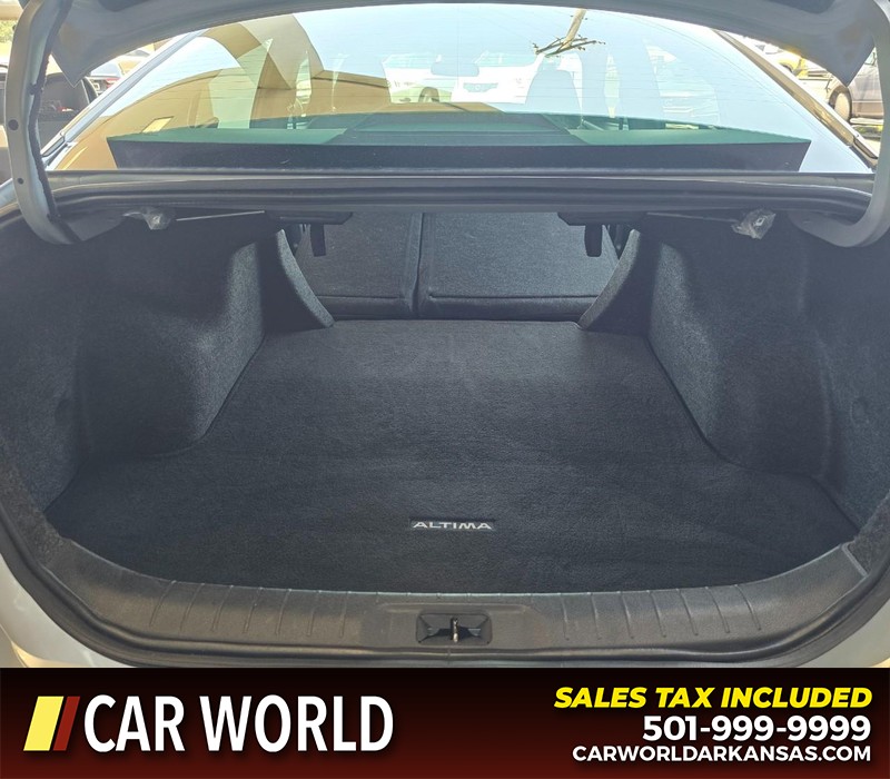 Nissan Altima Vehicle Full-screen Gallery Image 14