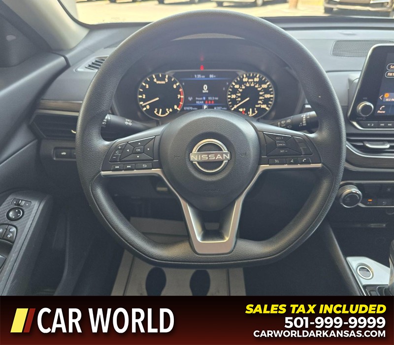 Nissan Altima Vehicle Full-screen Gallery Image 15