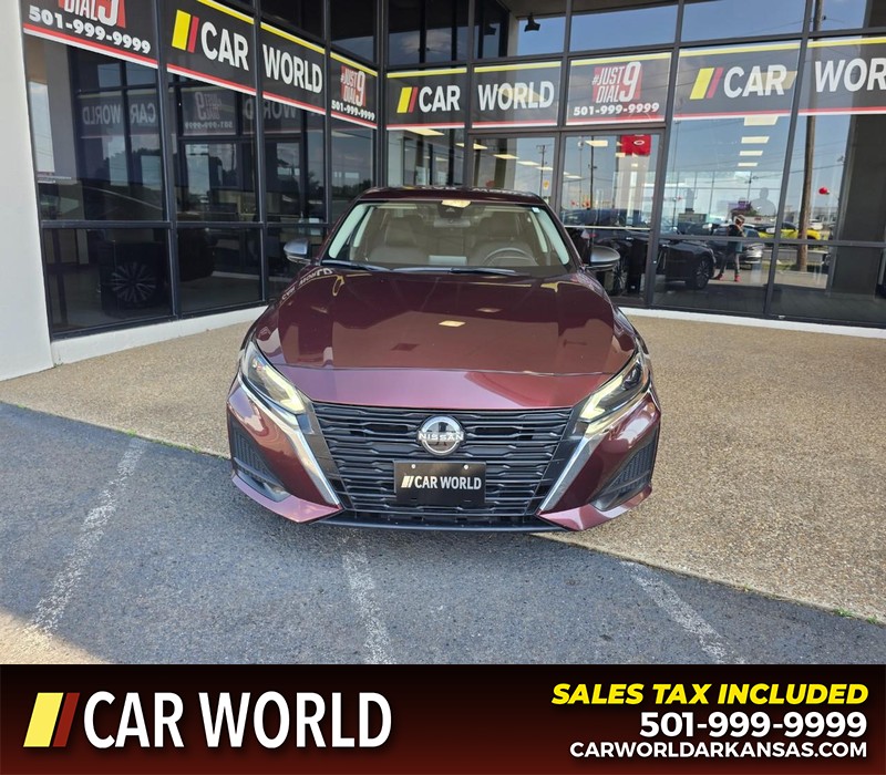 Nissan Altima Vehicle Full-screen Gallery Image 2