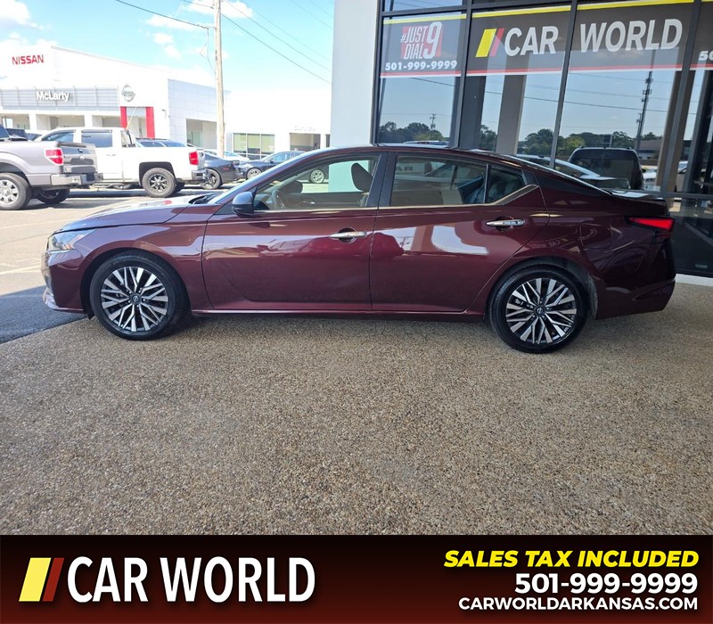 Nissan Altima Vehicle Full-screen Gallery Image 4