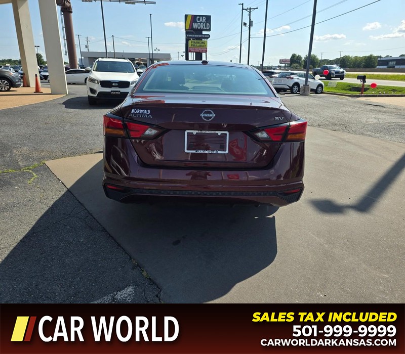 Nissan Altima Vehicle Full-screen Gallery Image 5