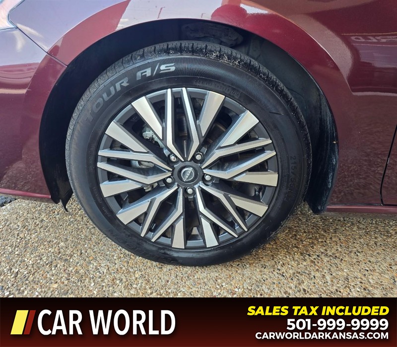 Nissan Altima Vehicle Full-screen Gallery Image 6