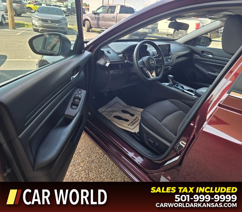 Nissan Altima Vehicle Full-screen Gallery Image 7