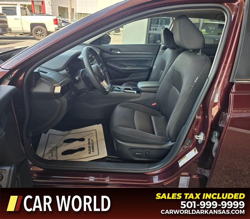 Nissan Altima Vehicle Full-screen Gallery Image 8