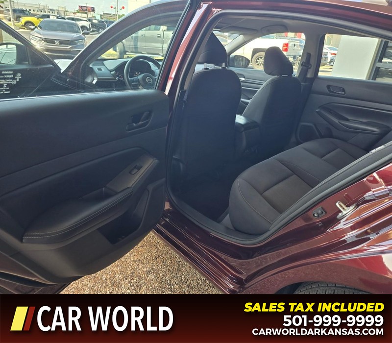 Nissan Altima Vehicle Full-screen Gallery Image 9