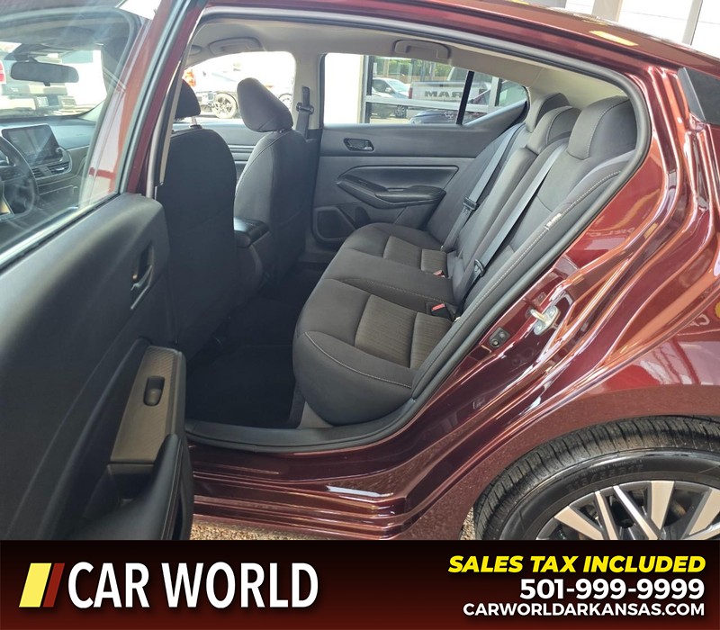 Nissan Altima Vehicle Full-screen Gallery Image 10