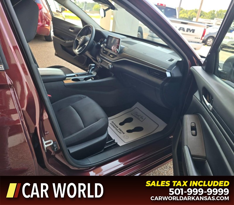Nissan Altima Vehicle Full-screen Gallery Image 11