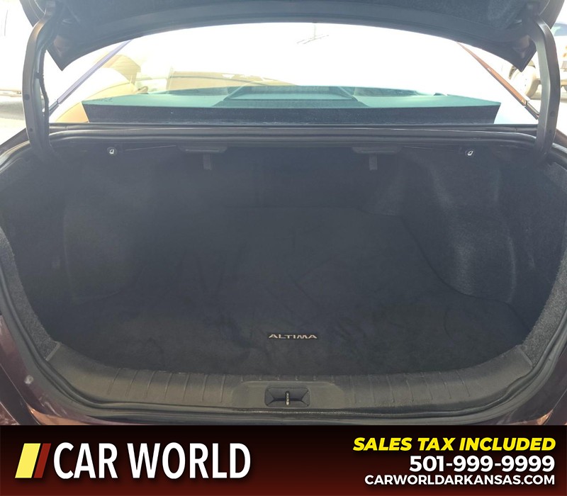 Nissan Altima Vehicle Full-screen Gallery Image 13