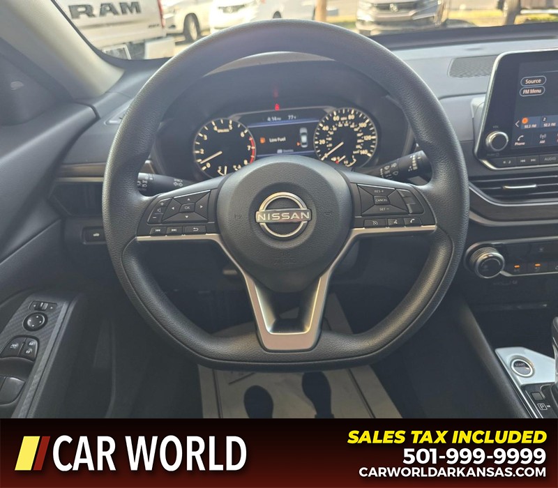 Nissan Altima Vehicle Full-screen Gallery Image 15