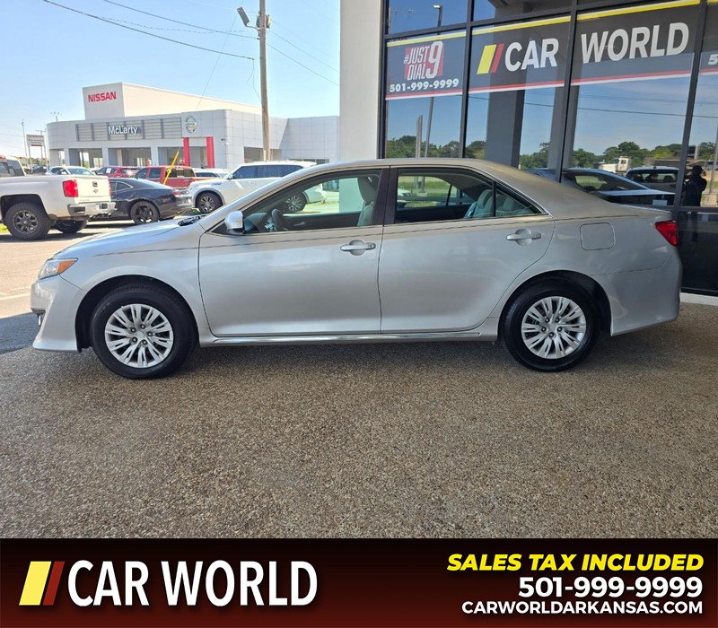Toyota Camry Vehicle Full-screen Gallery Image 4
