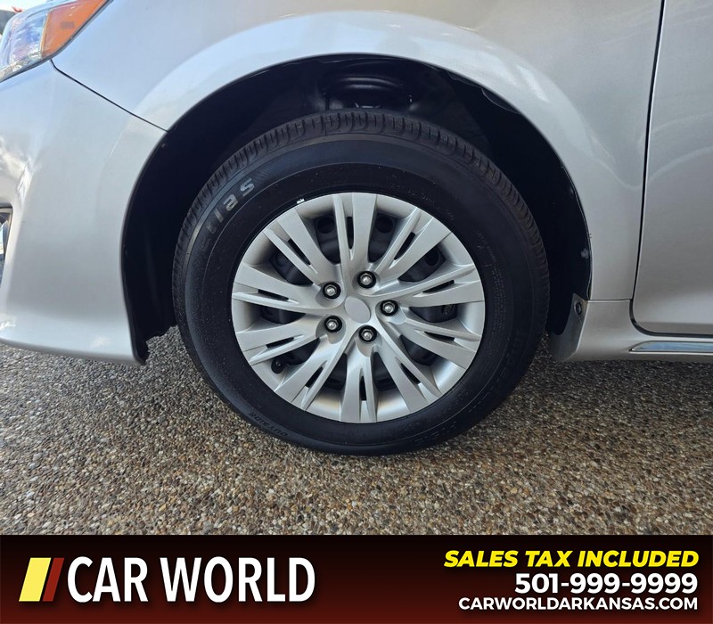 Toyota Camry Vehicle Full-screen Gallery Image 6