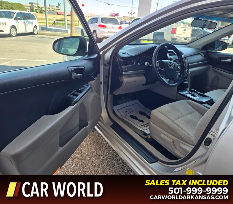 Toyota Camry Vehicle Full-screen Gallery Image 7