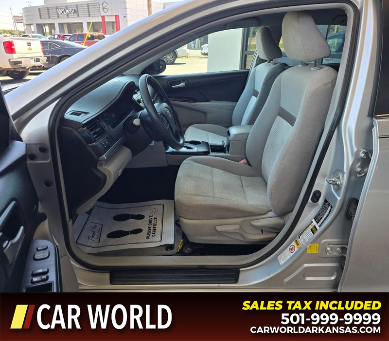 Toyota Camry Vehicle Full-screen Gallery Image 8