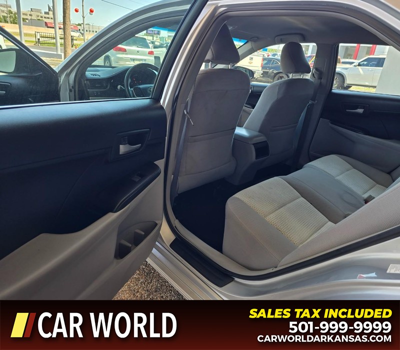 Toyota Camry Vehicle Full-screen Gallery Image 9