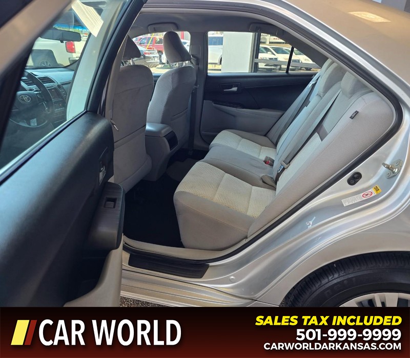 Toyota Camry Vehicle Full-screen Gallery Image 10