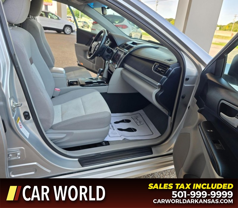 Toyota Camry Vehicle Full-screen Gallery Image 11