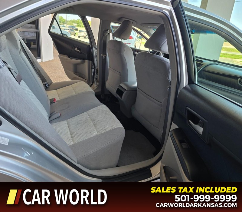 Toyota Camry Vehicle Full-screen Gallery Image 12