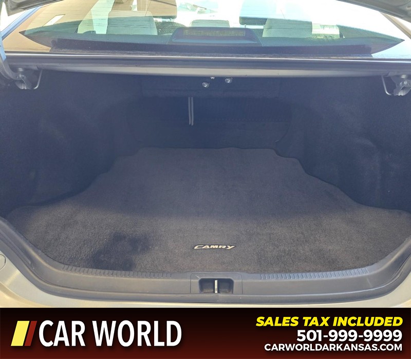 Toyota Camry Vehicle Full-screen Gallery Image 13