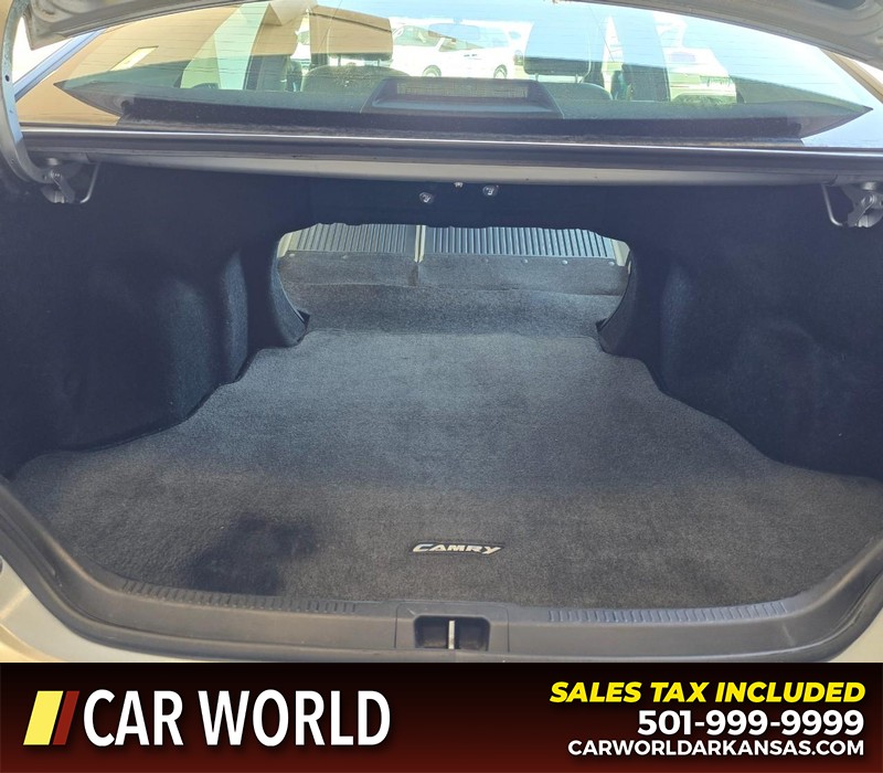 Toyota Camry Vehicle Full-screen Gallery Image 14