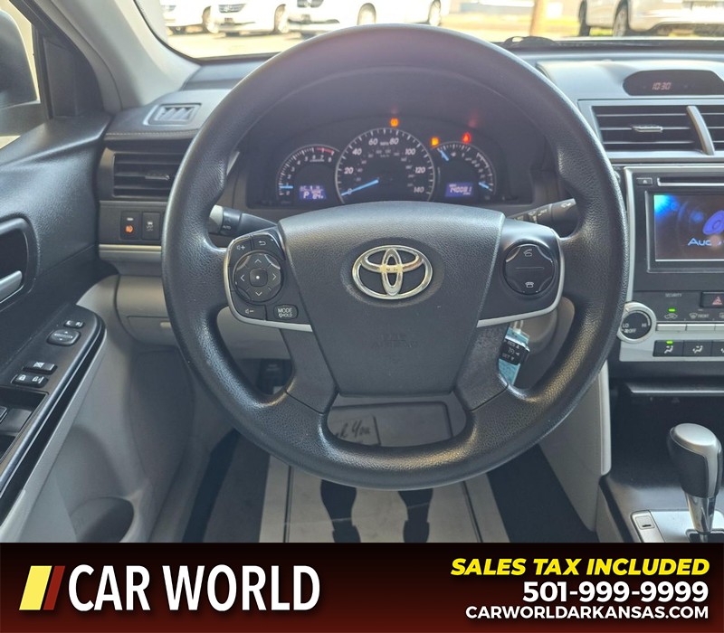 Toyota Camry Vehicle Full-screen Gallery Image 15