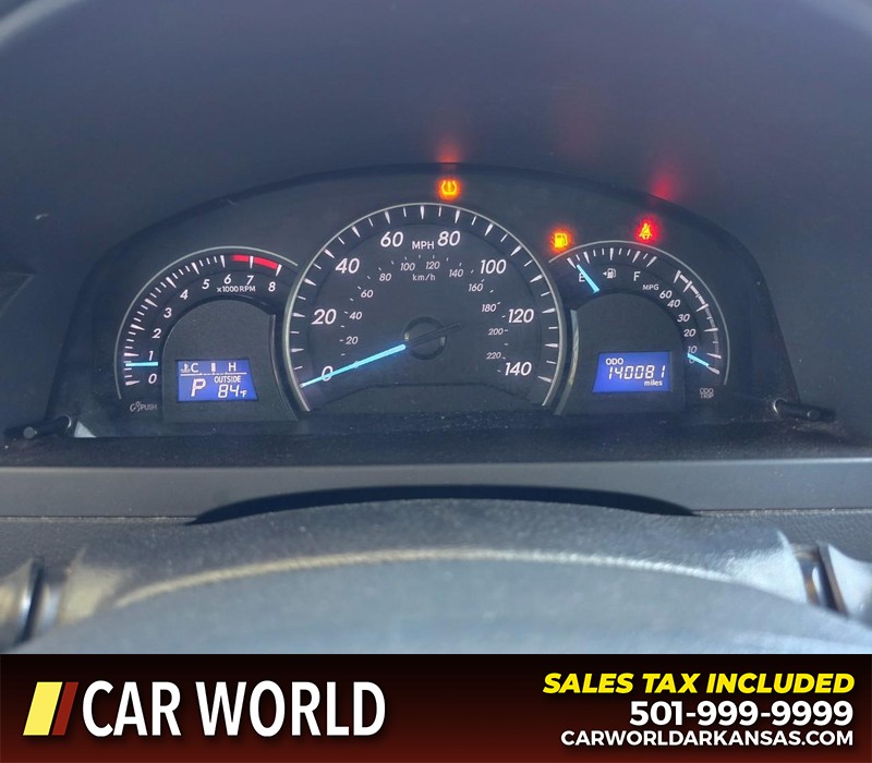 Toyota Camry Vehicle Full-screen Gallery Image 17