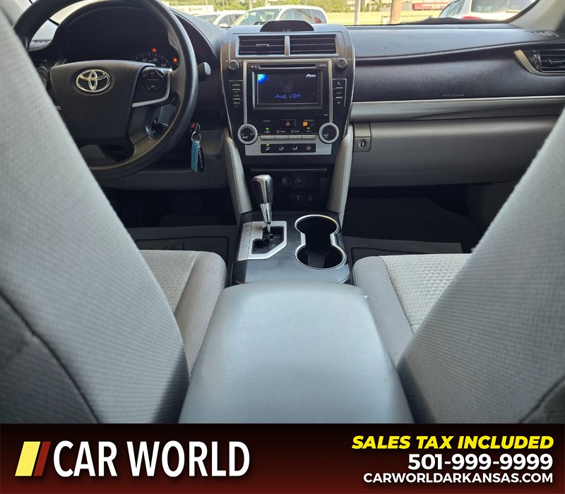 Toyota Camry Vehicle Full-screen Gallery Image 18