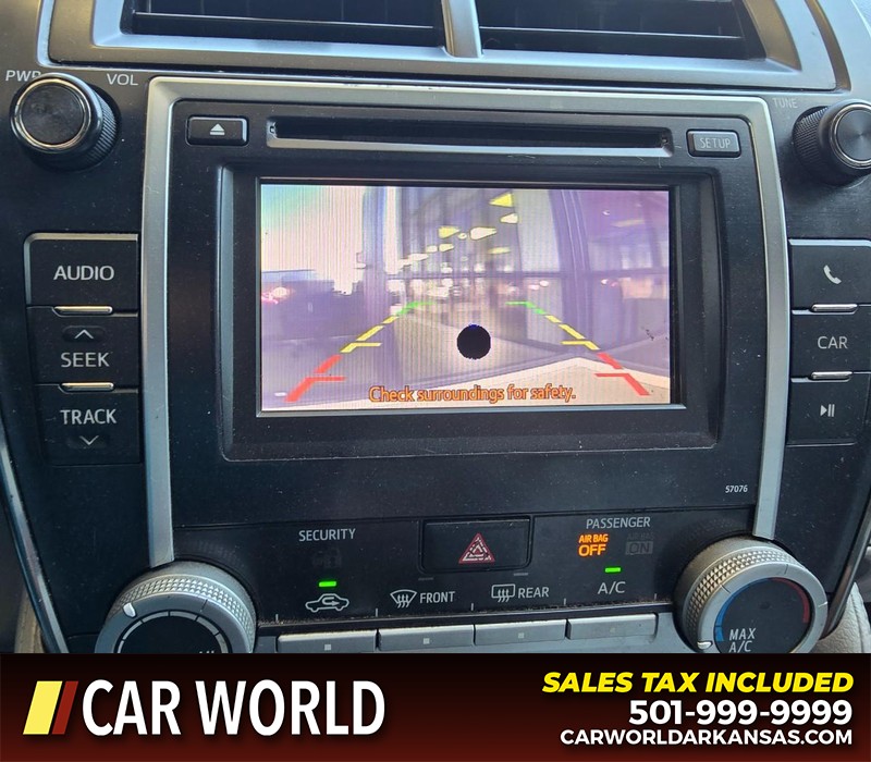 Toyota Camry Vehicle Full-screen Gallery Image 19