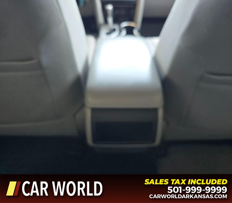 Toyota Camry Vehicle Full-screen Gallery Image 20