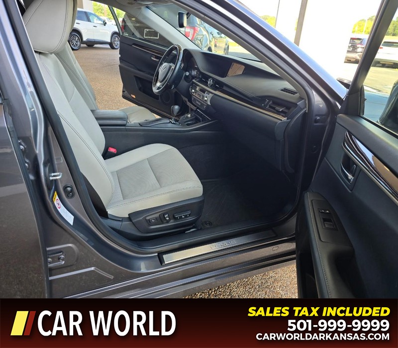Lexus ES 350 Vehicle Full-screen Gallery Image 11
