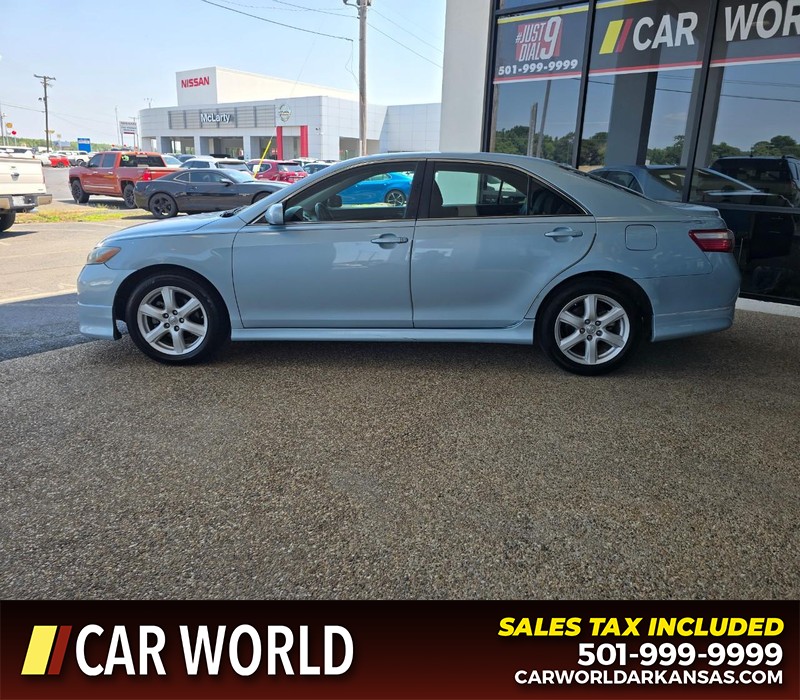 Toyota Camry Vehicle Full-screen Gallery Image 4