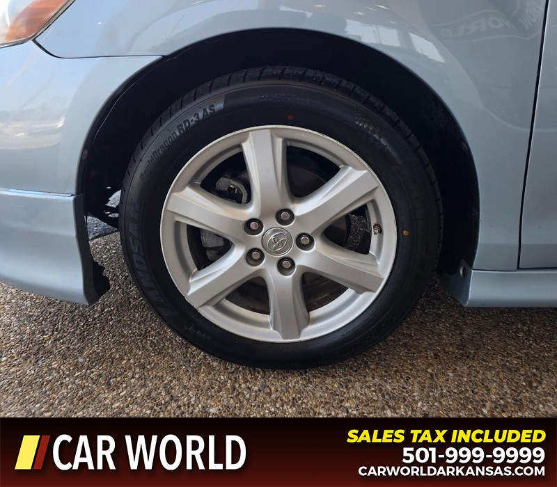 Toyota Camry Vehicle Full-screen Gallery Image 6
