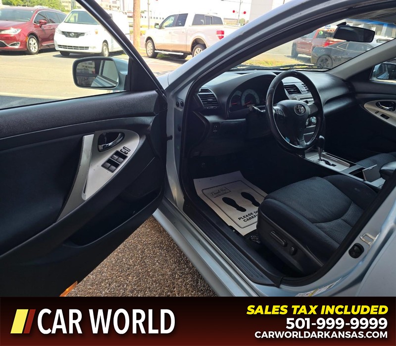 Toyota Camry Vehicle Full-screen Gallery Image 7