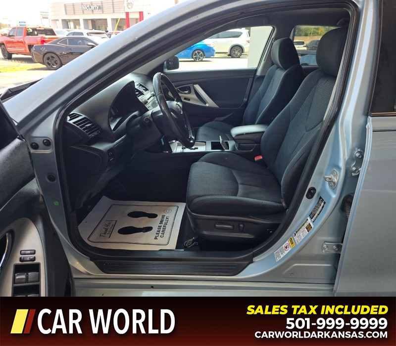 Toyota Camry Vehicle Full-screen Gallery Image 8