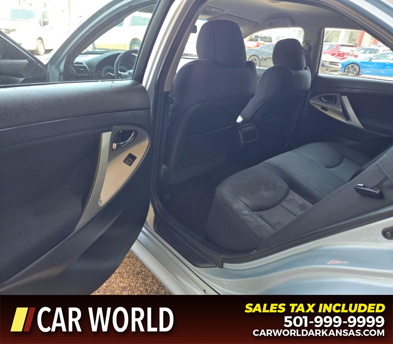Toyota Camry Vehicle Full-screen Gallery Image 9