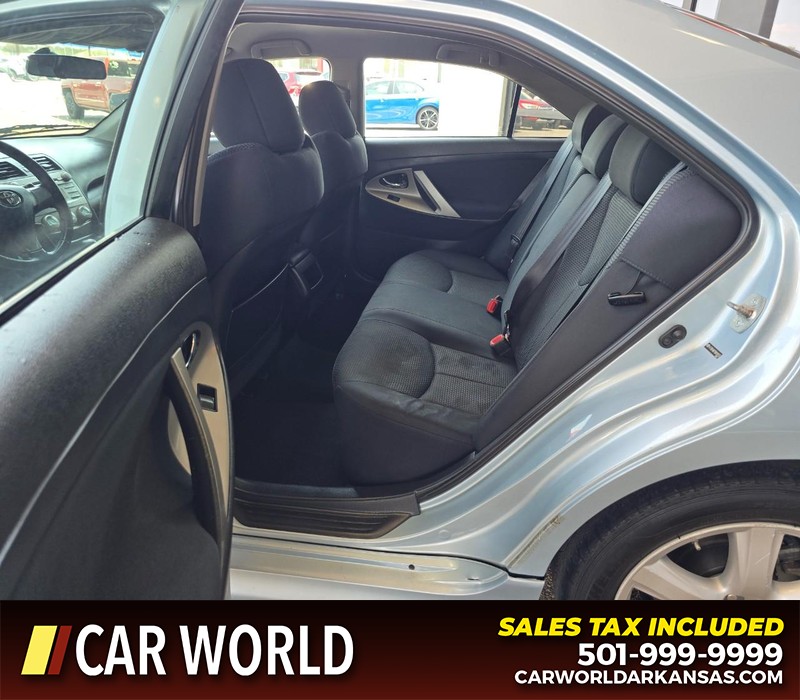 Toyota Camry Vehicle Full-screen Gallery Image 10