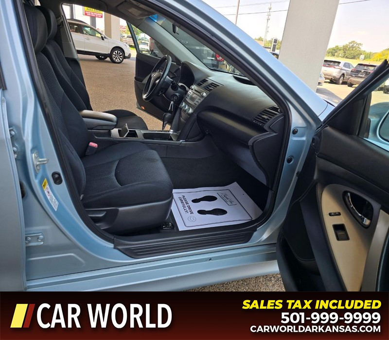 Toyota Camry Vehicle Full-screen Gallery Image 11