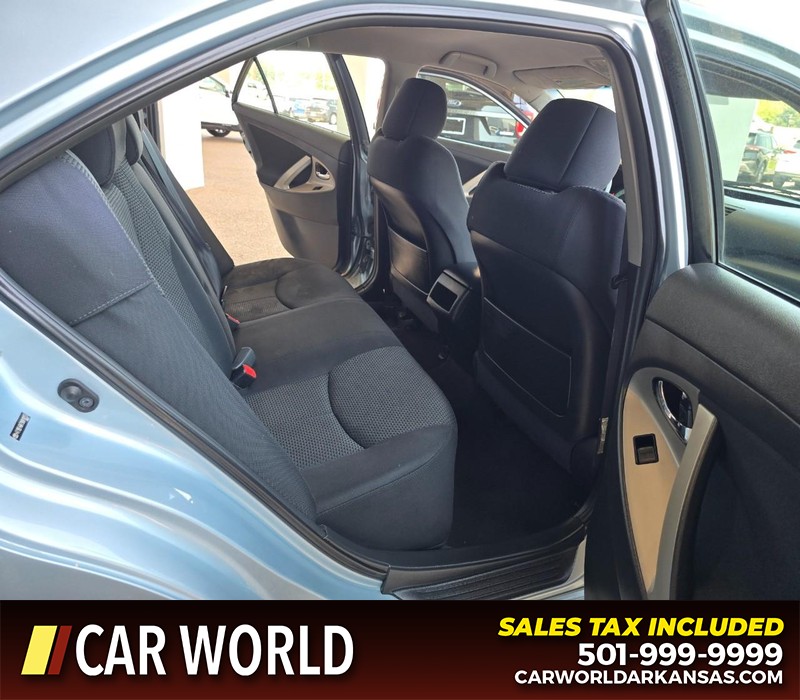 Toyota Camry Vehicle Full-screen Gallery Image 12