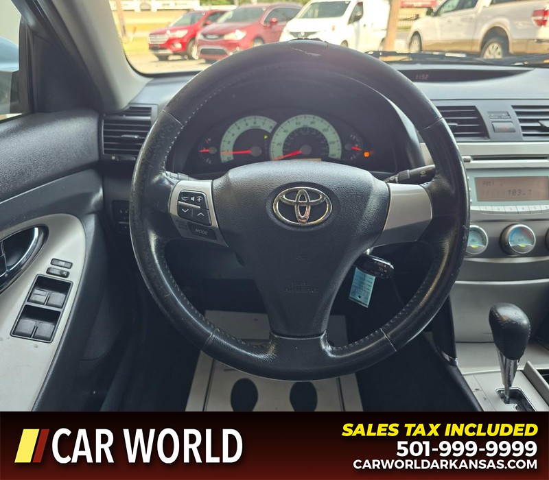 Toyota Camry Vehicle Full-screen Gallery Image 14