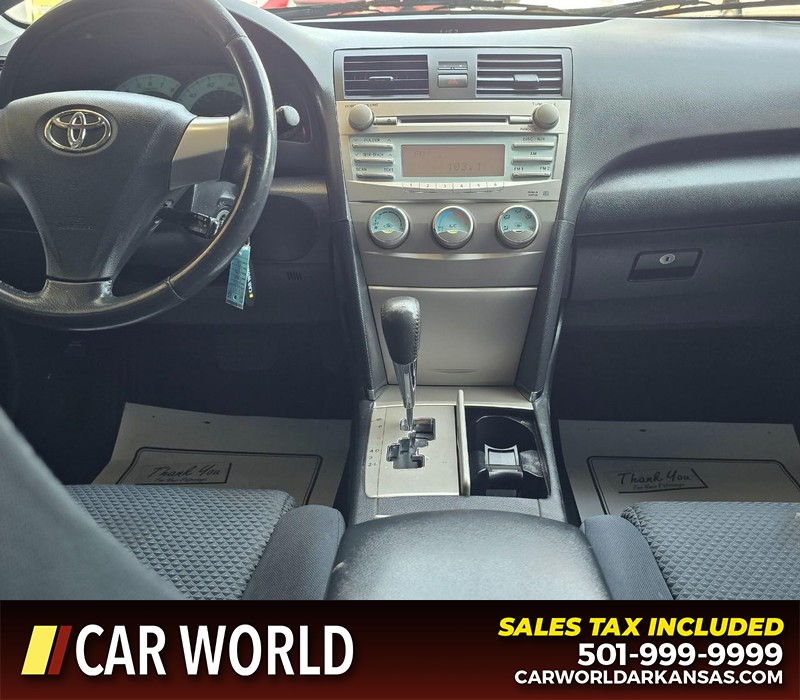 Toyota Camry Vehicle Full-screen Gallery Image 17