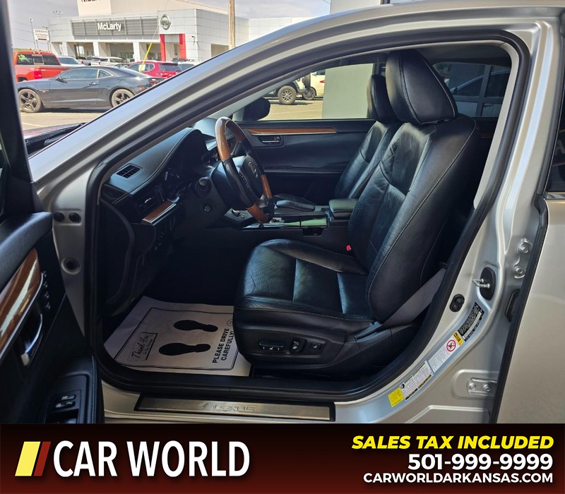 Lexus ES 300h Vehicle Full-screen Gallery Image 8