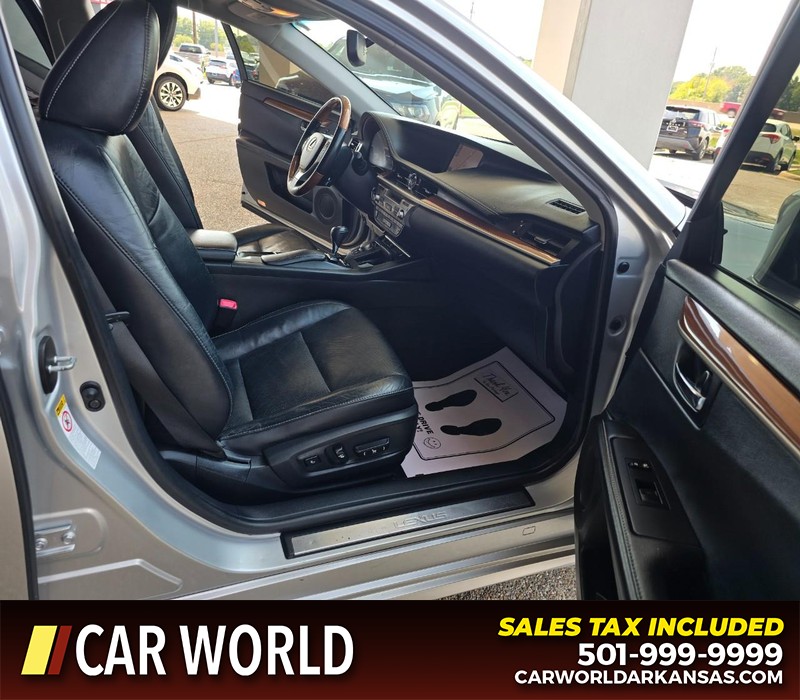 Lexus ES 300h Vehicle Full-screen Gallery Image 11