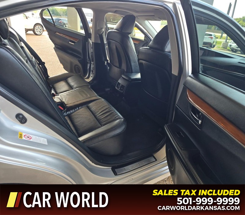 Lexus ES 300h Vehicle Full-screen Gallery Image 12