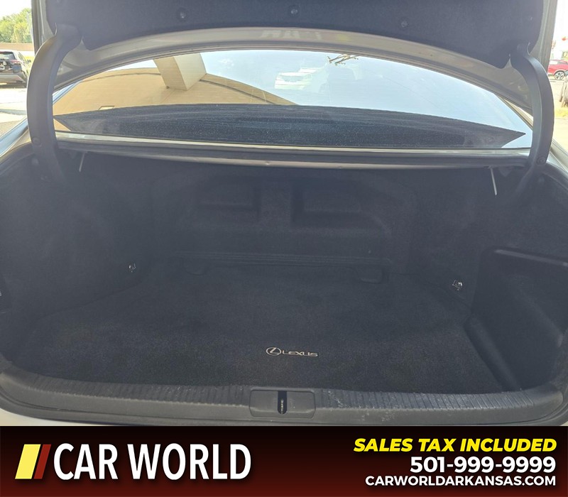 Lexus ES 300h Vehicle Full-screen Gallery Image 13