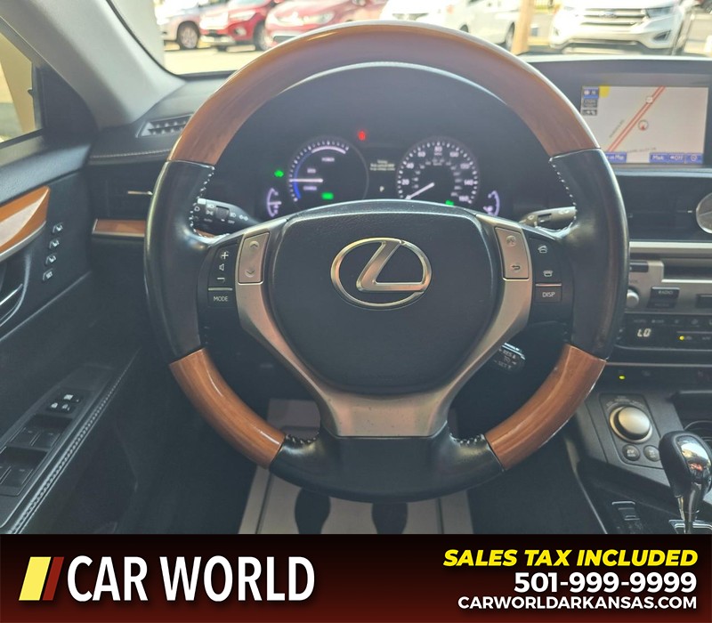 Lexus ES 300h Vehicle Full-screen Gallery Image 14