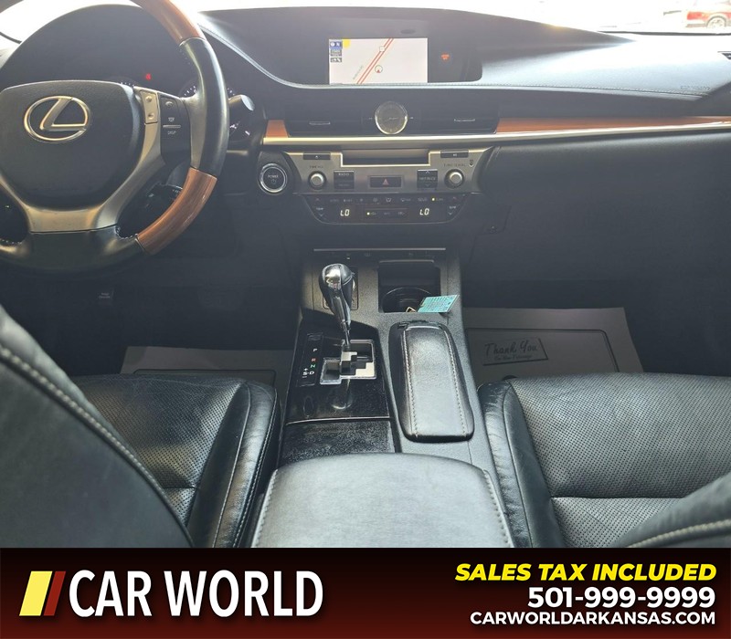 Lexus ES 300h Vehicle Full-screen Gallery Image 17