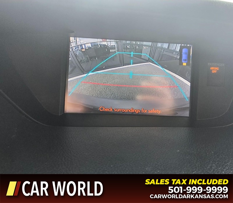 Lexus ES 300h Vehicle Full-screen Gallery Image 18