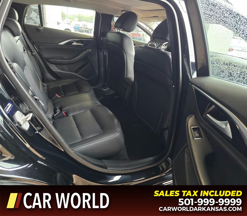 INFINITI QX30 Vehicle Full-screen Gallery Image 12