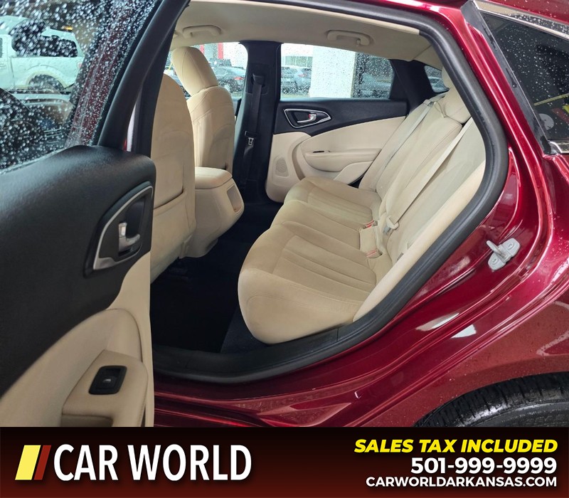 Chrysler 200 Vehicle Full-screen Gallery Image 10