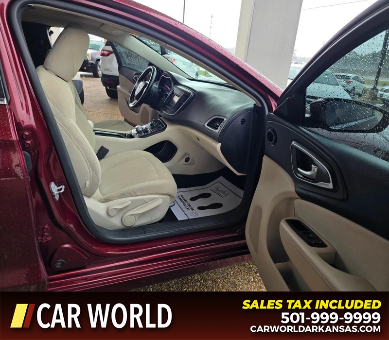 Chrysler 200 Vehicle Full-screen Gallery Image 11